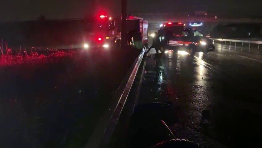 Kontrolden çıkan minibüs devrildi