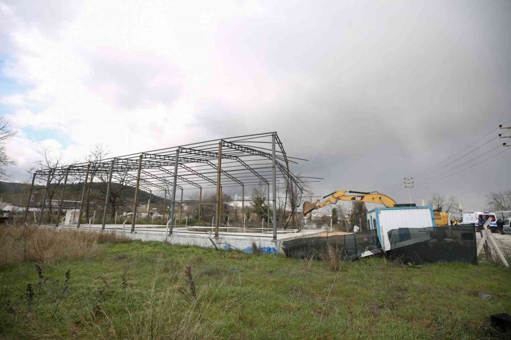 Tarım arazisindeki kaçak yapılar yıkıldı