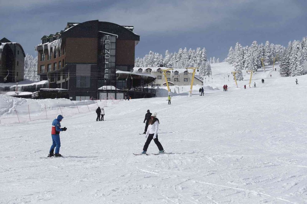 Uludağ’da güneşli havada kayak keyfi