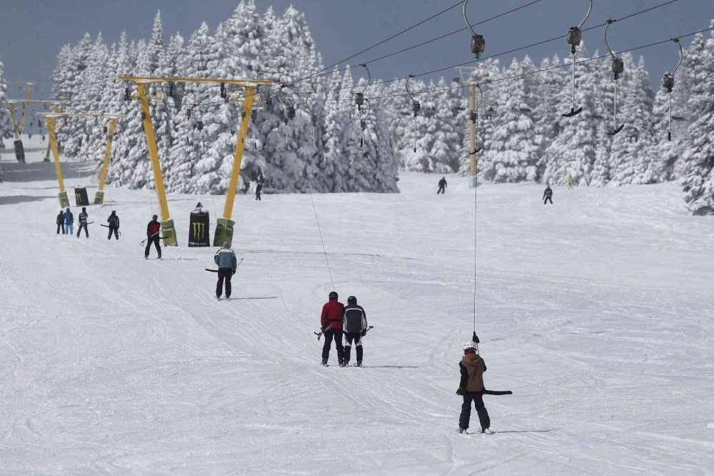 Uludağ’da güneşli havada kayak keyfi
