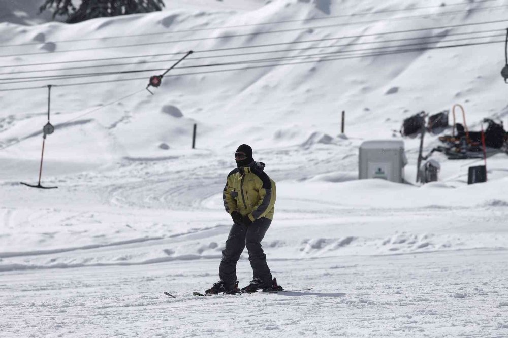 Uludağ’da güneşli havada kayak keyfi