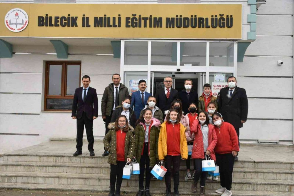 Birinci olan öğrencileri tebrik etti