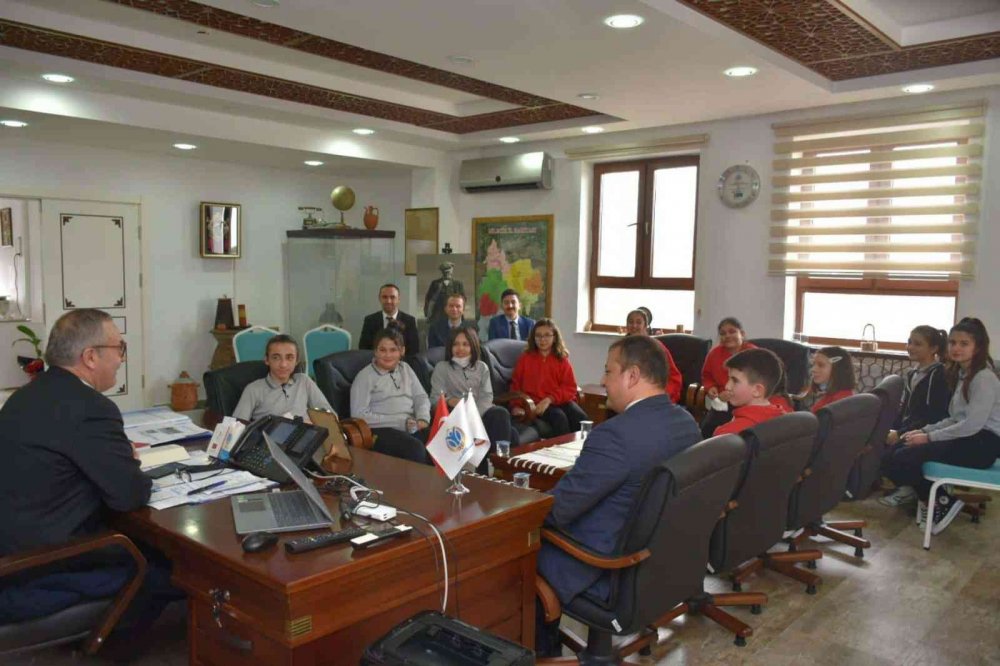 Birinci olan öğrencileri tebrik etti