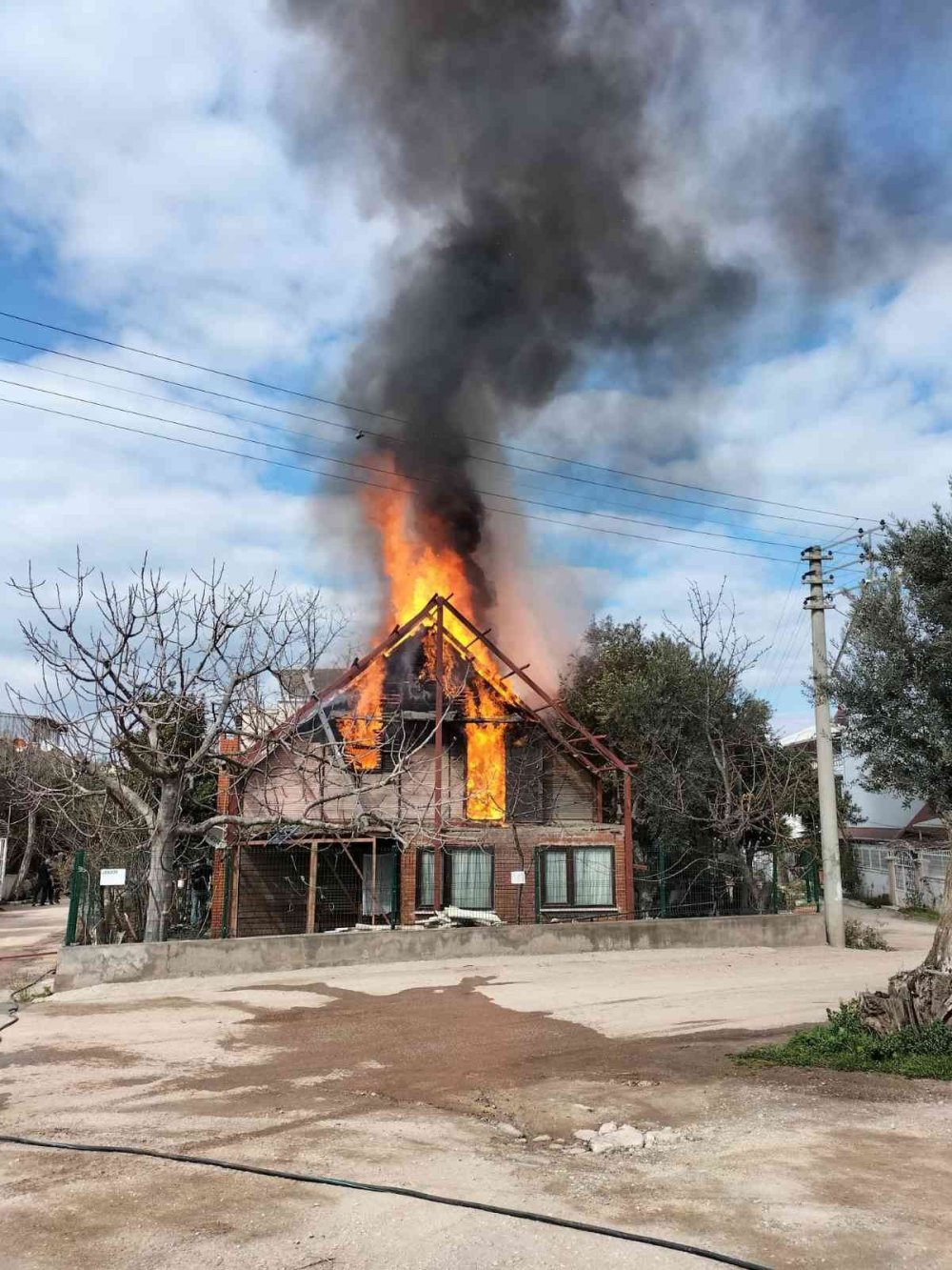 Ahşap ev alevlere teslim oldu