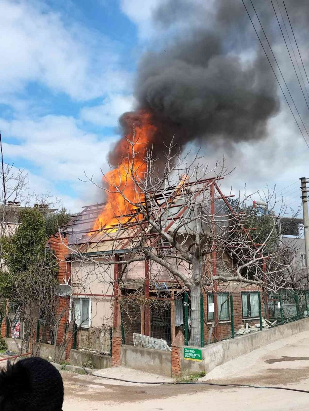 Ahşap ev alevlere teslim oldu