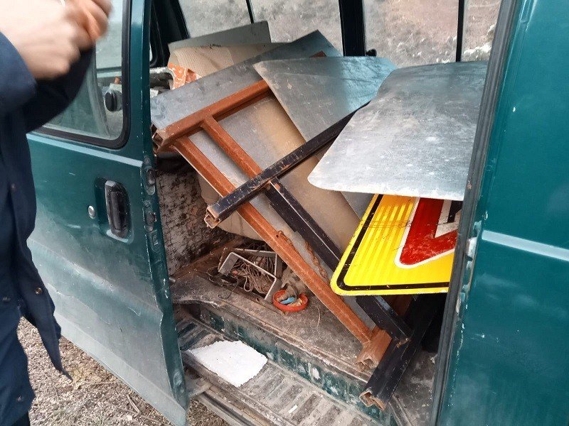 Trafik levhalarını çalmak isterken suçüstü yakalandı