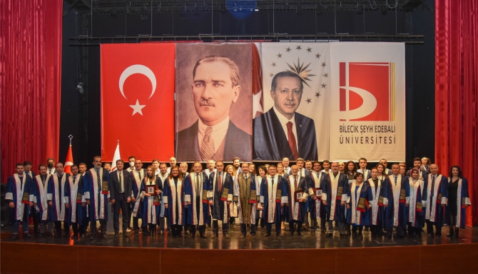 58-akademisyen-cubbe-giydi3.jpg