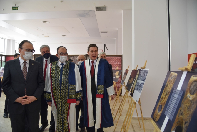58-akademisyen-cubbe-giydi4.jpg