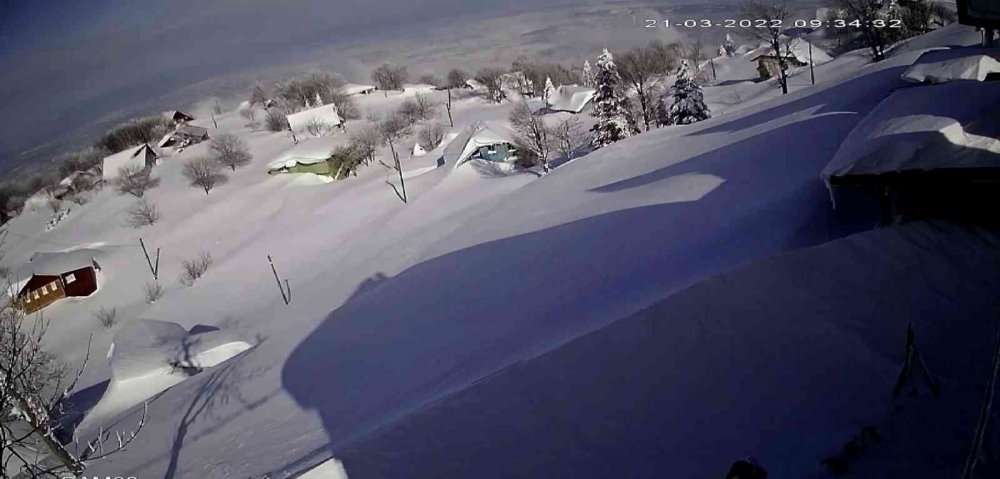 Kar kalınlığı 3 metreyi buldu, evler kara gömüldü