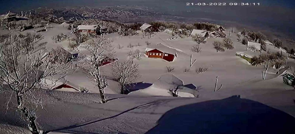 Kar kalınlığı 3 metreyi buldu, evler kara gömüldü