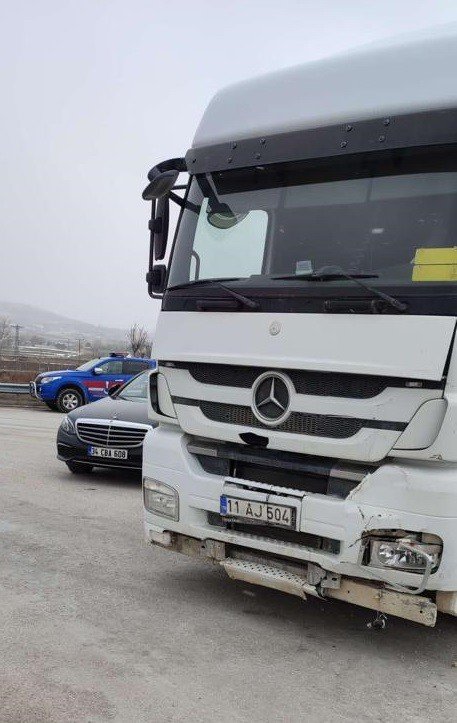 Otomobille tır çarpıştı