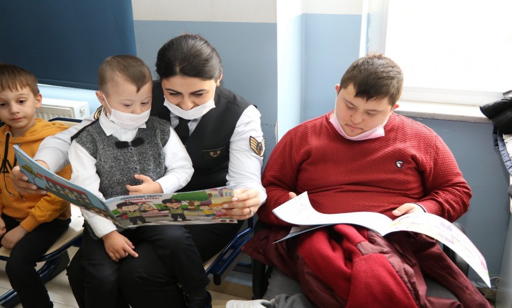 Özel gereksinimli çocuklar jandarma narkotik köpeği ’Tobik’i çok sevdiler