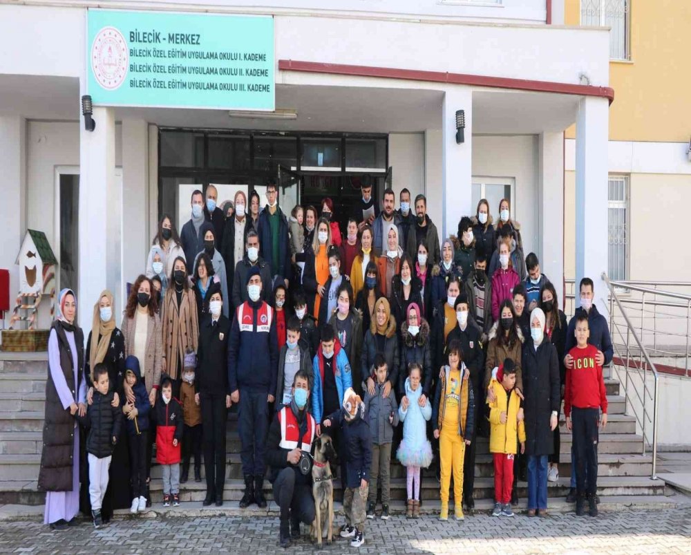 Özel gereksinimli çocuklar jandarma narkotik köpeği ’Tobik’i çok sevdiler