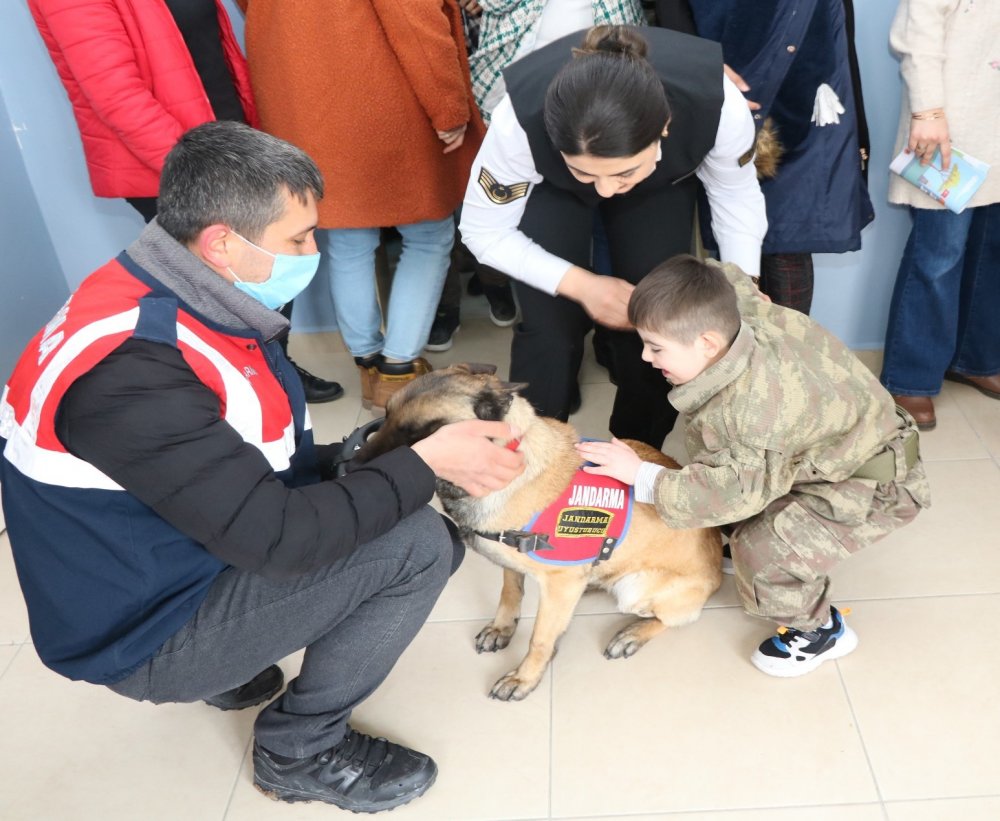 Özel gereksinimli çocuklar jandarma narkotik köpeği ’Tobik’i çok sevdiler