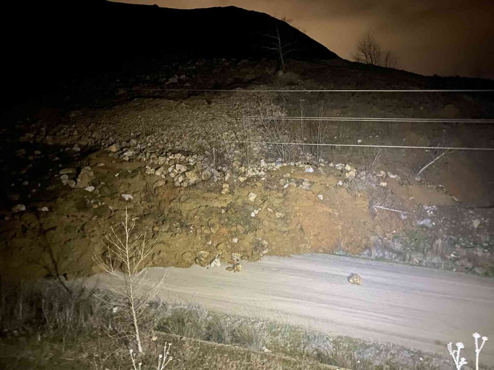 Heyelan nedeniyle yol ulaşıma kapandı