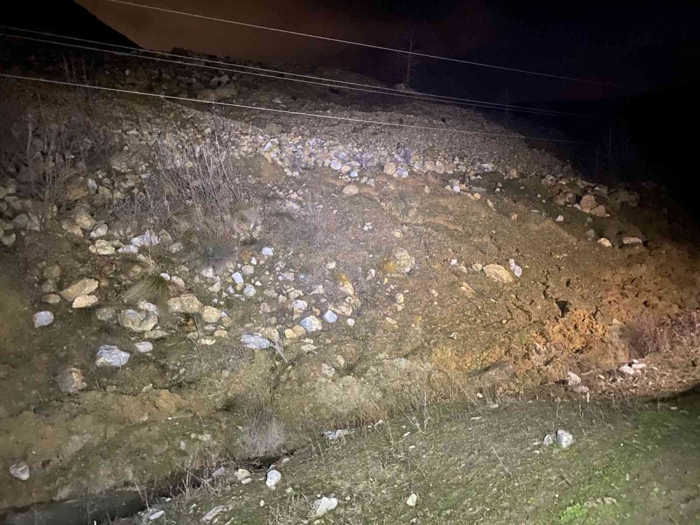Heyelan nedeniyle yol ulaşıma kapandı