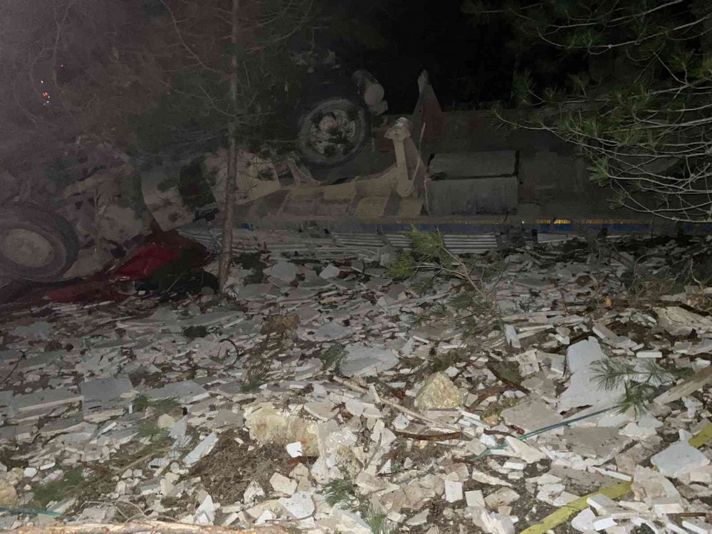 Mermer yüklü tır takla attı