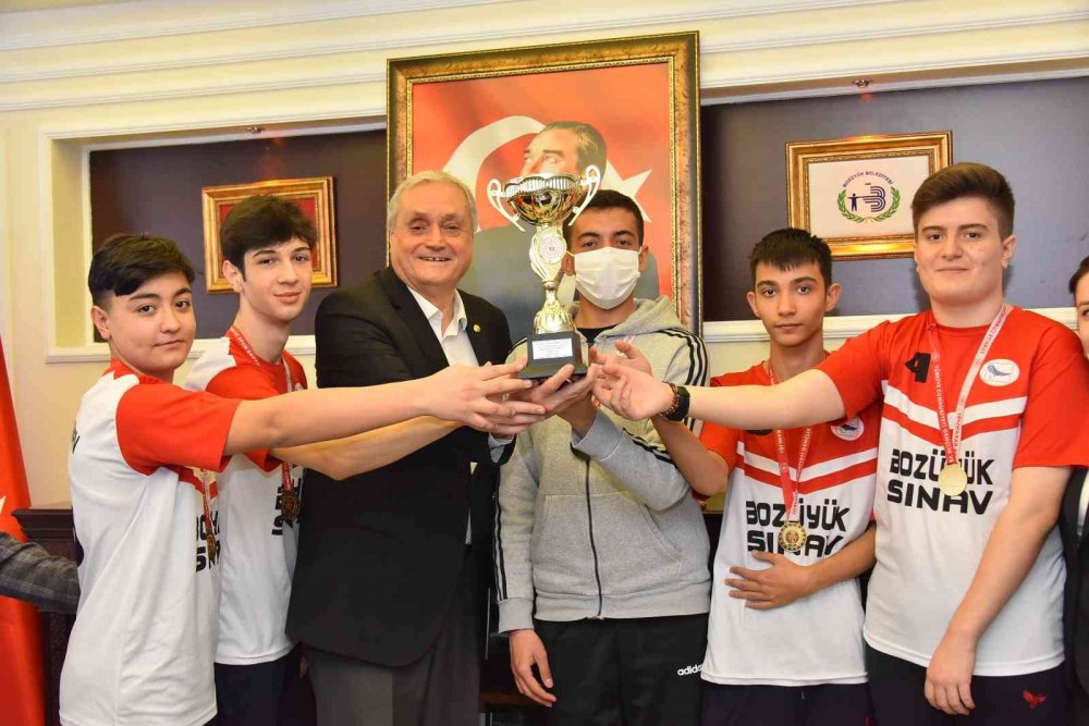 Bakkalcıoğlu’ndan dart şampiyonlarına  ödül