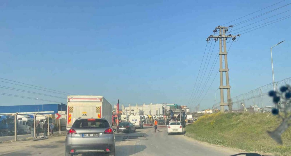 Borular anayola savruldu, araçlar kaza yaptı