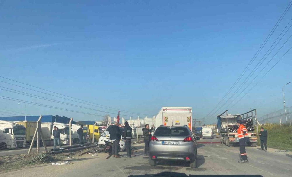Borular anayola savruldu, araçlar kaza yaptı