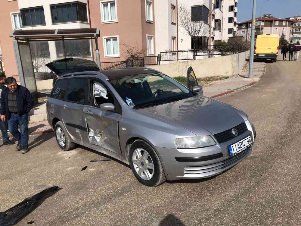 Ticari taksi ile otomobil çarpıştı