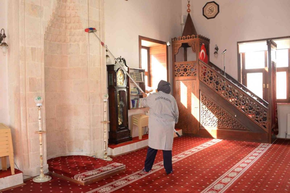 Bozüyük’te camilerde Ramazan temizliği