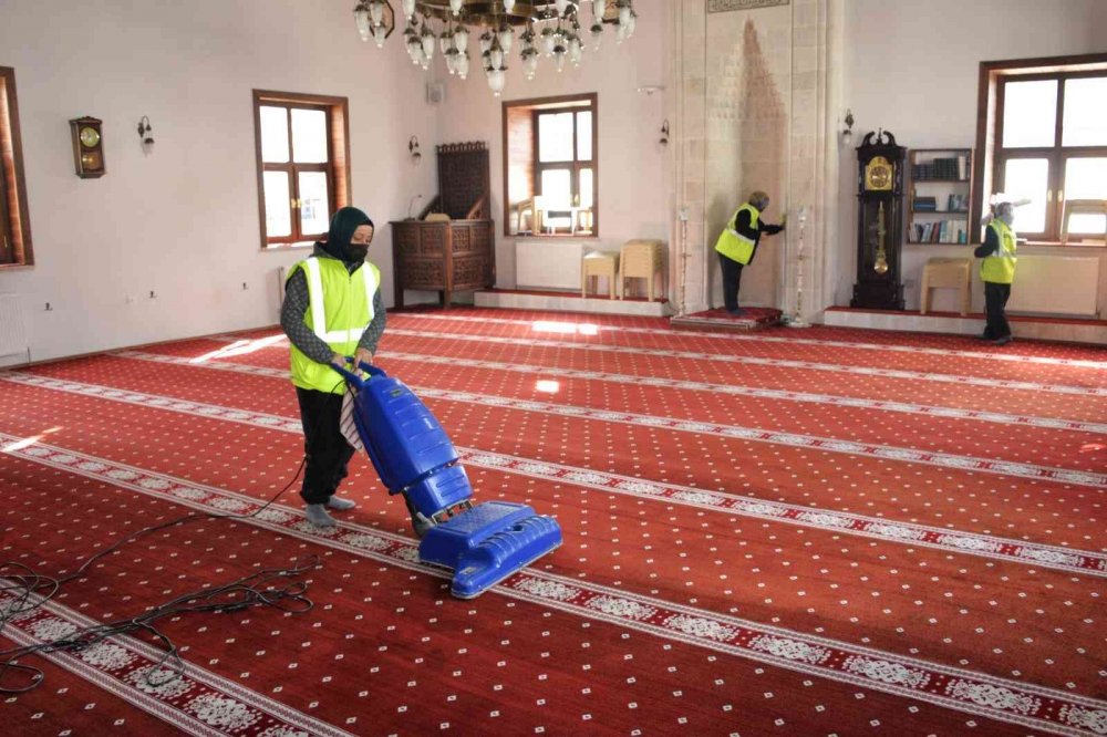 Bozüyük’te camilerde Ramazan temizliği