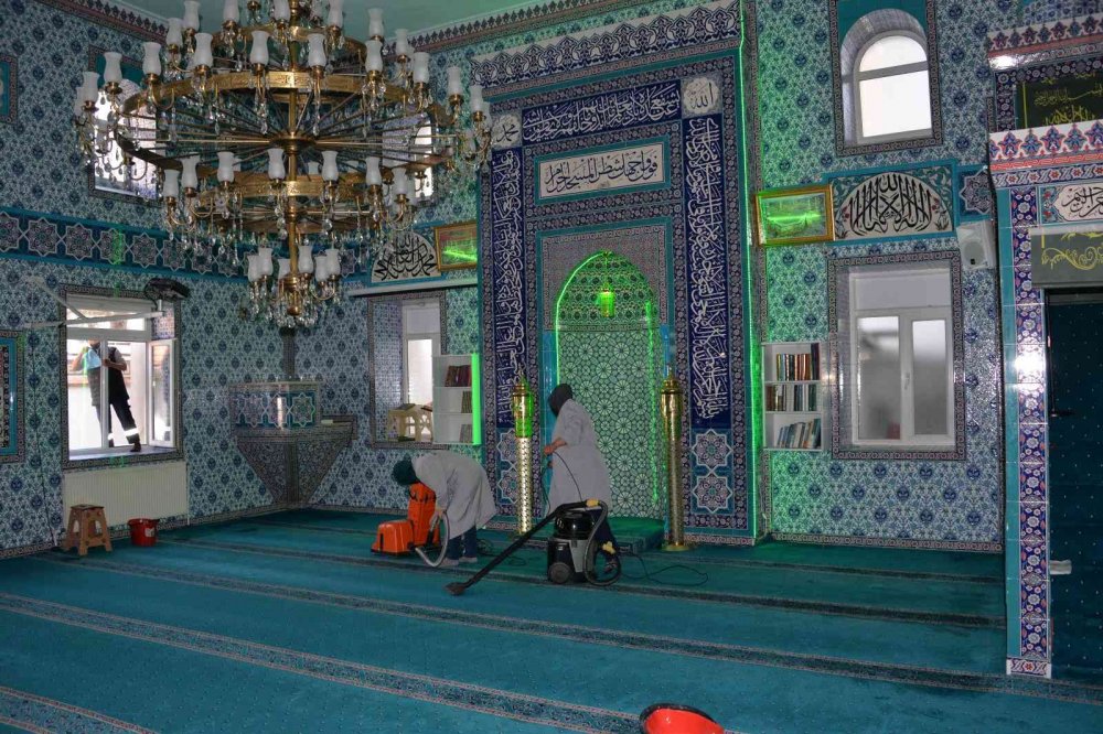 Bozüyük’te camilerde Ramazan temizliği