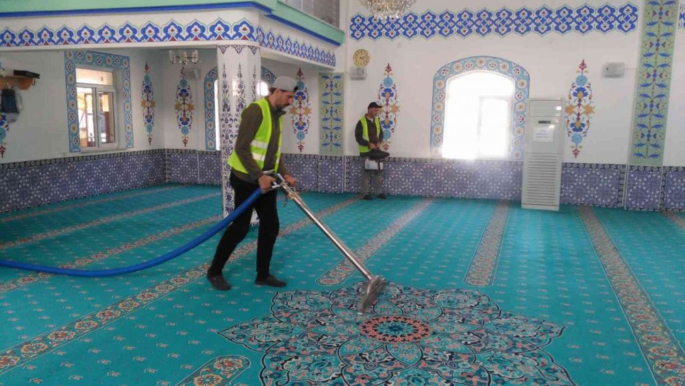 Camilerde Ramazan temizliği