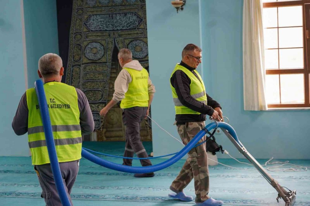 Camilerde Ramazan temizliği