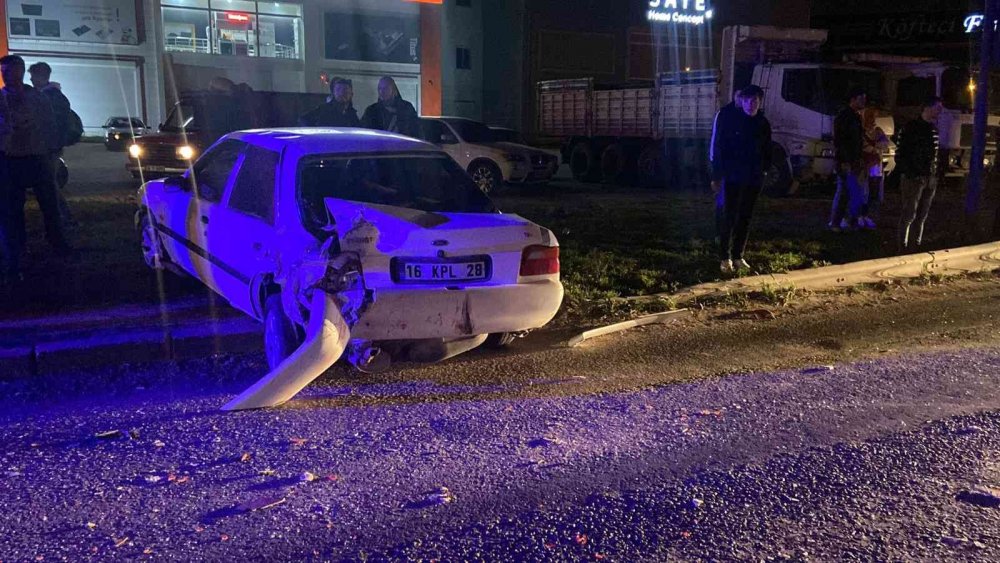 TIR, otomobilleri biçti: 3 yaralı