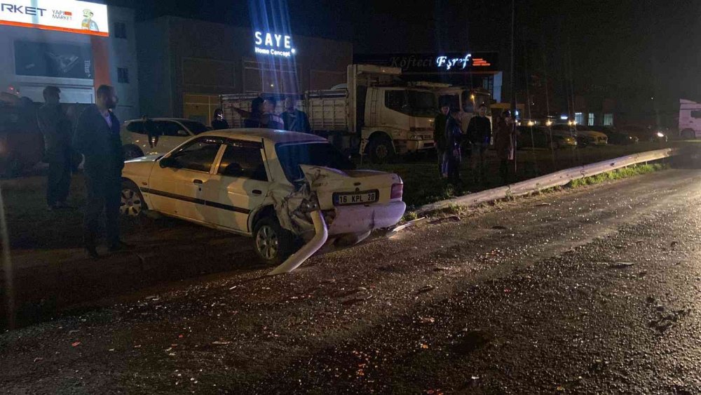 TIR, otomobilleri biçti: 3 yaralı