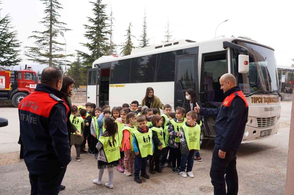 Anaokulu öğrencileri itfaiyeciliği öğrendi