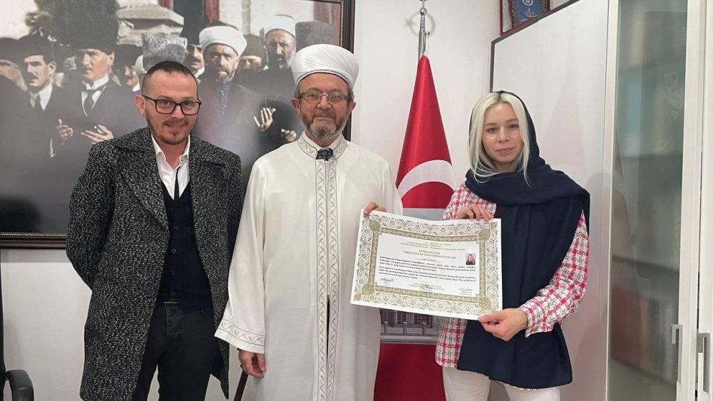 Ezan sesinden etkilenen Ukraynalı kadın Müslüman oldu