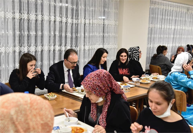 vali-kizilkaya-ogrencilerle-iftar-yapti1.jpg