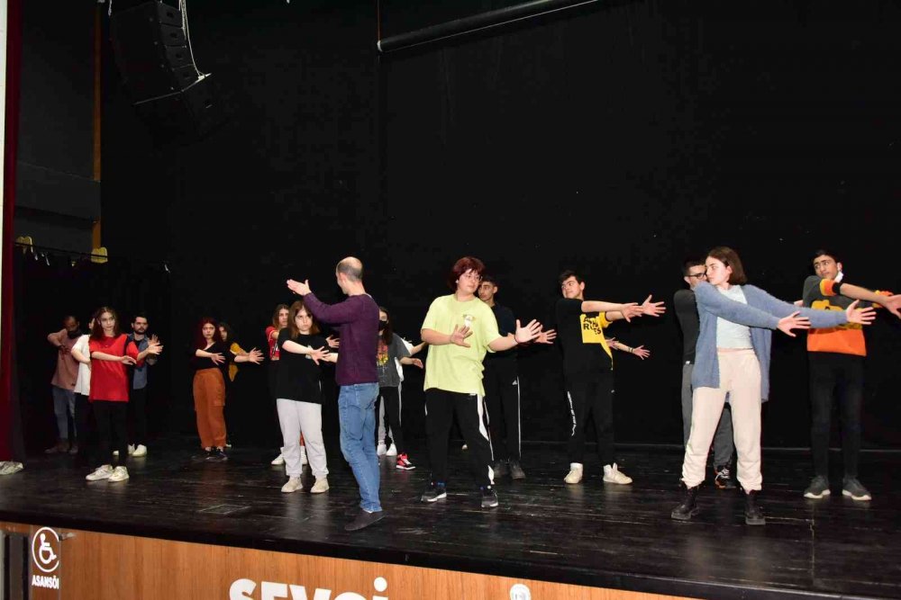 Başkan Bakkalcıoğlu sanatsever gençlerle bir araya geldi