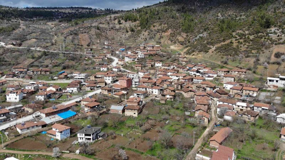 Bu köyün camisini görmek için geliyorlar