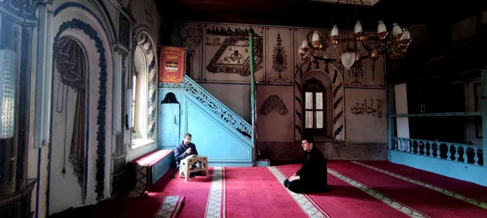 Bu köyün camisini görmek için geliyorlar