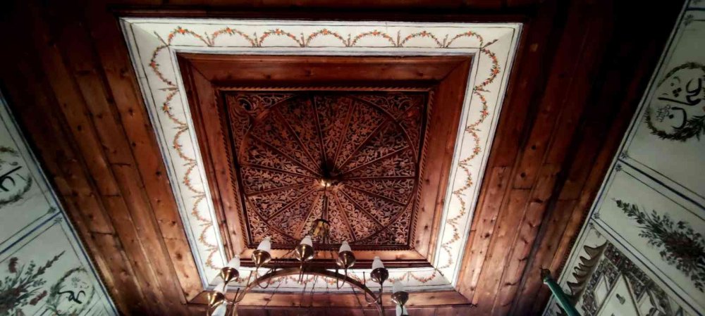 Bu köyün camisini görmek için geliyorlar