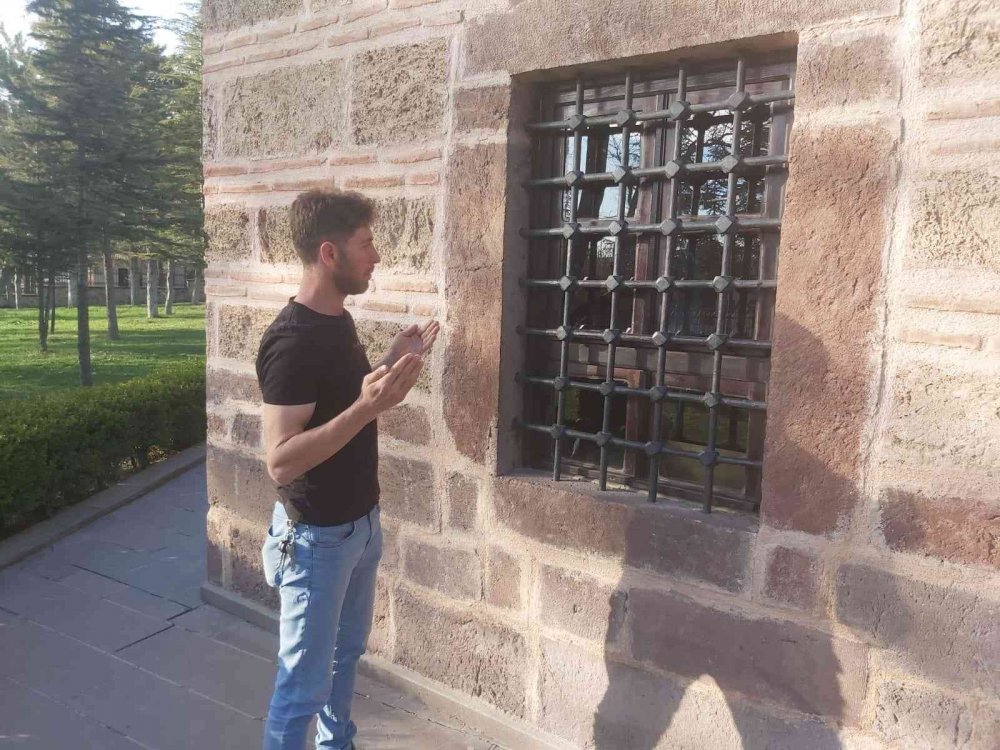 Ertuğrul Gazi türbesi ziyaretçileri erken kapanmaya tepkili