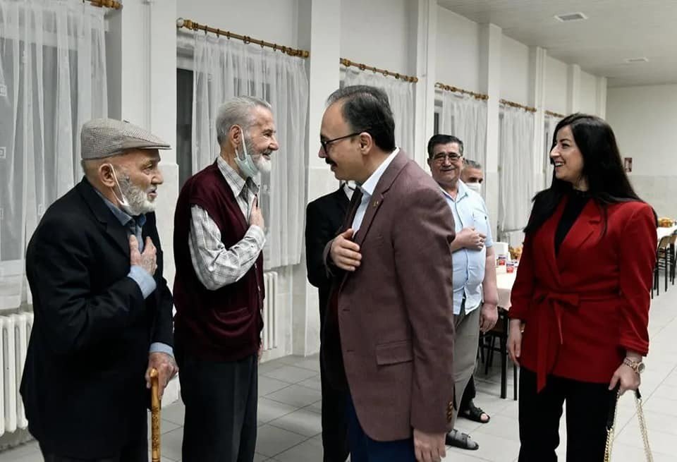 Vali Kızılkaya huzurevi sakinleriyle iftar yaptı