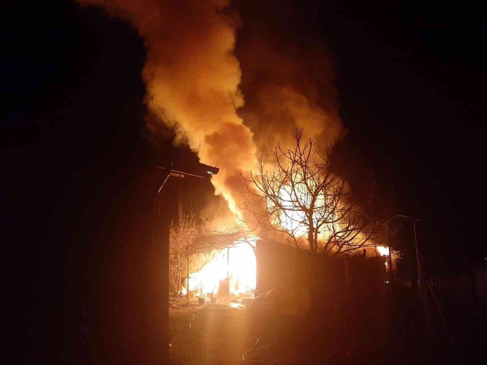 Alev alev yanan baraka itfaiye ve jandarma tarafından söndürüldü
