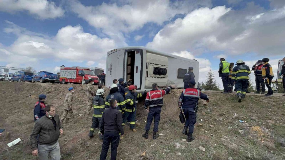 Cezaevi otobüsü devrildi