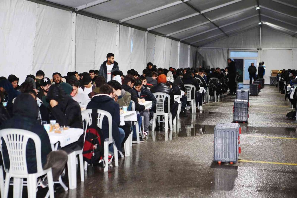 Farklı ülkeden binlerce öğrenci orucunu aynı sofrada açıyor