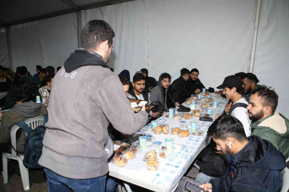 Farklı ülkeden binlerce öğrenci orucunu aynı sofrada açıyor
