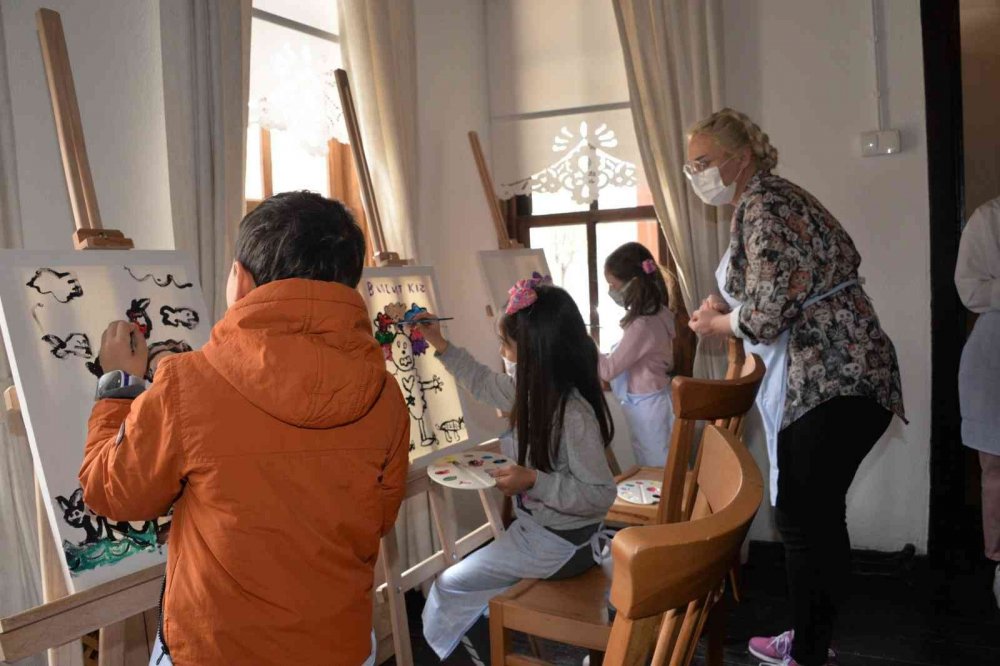 Resim atölyesinde hayallerini resmettiler