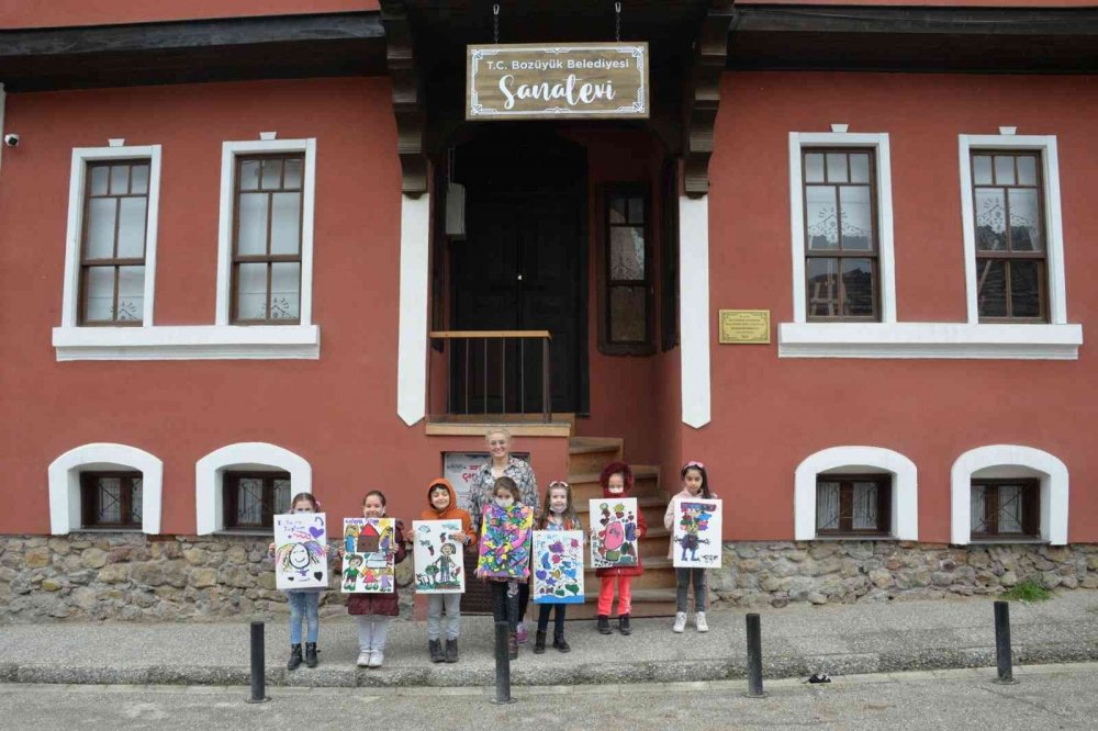 Resim atölyesinde hayallerini resmettiler
