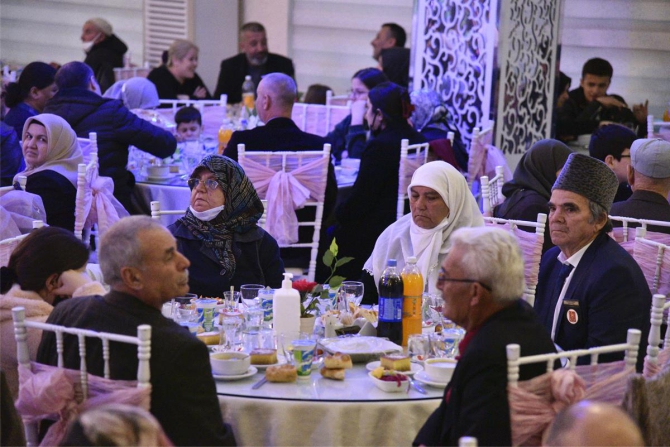 vali-kizilkayadana-nlamli-iftar2.jpg