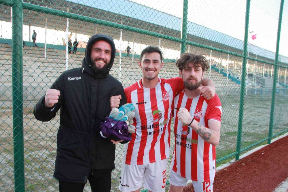 Bilecikspor ilk yarı zorlandığı maçı ikinci yarıda bitirdi