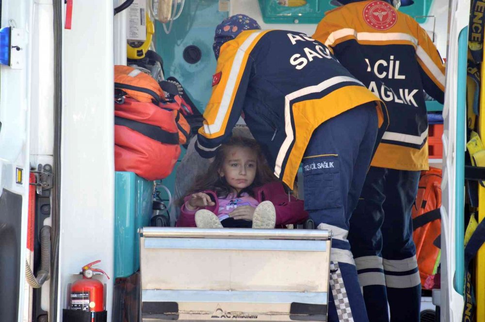 İki otomobil çarpıştı